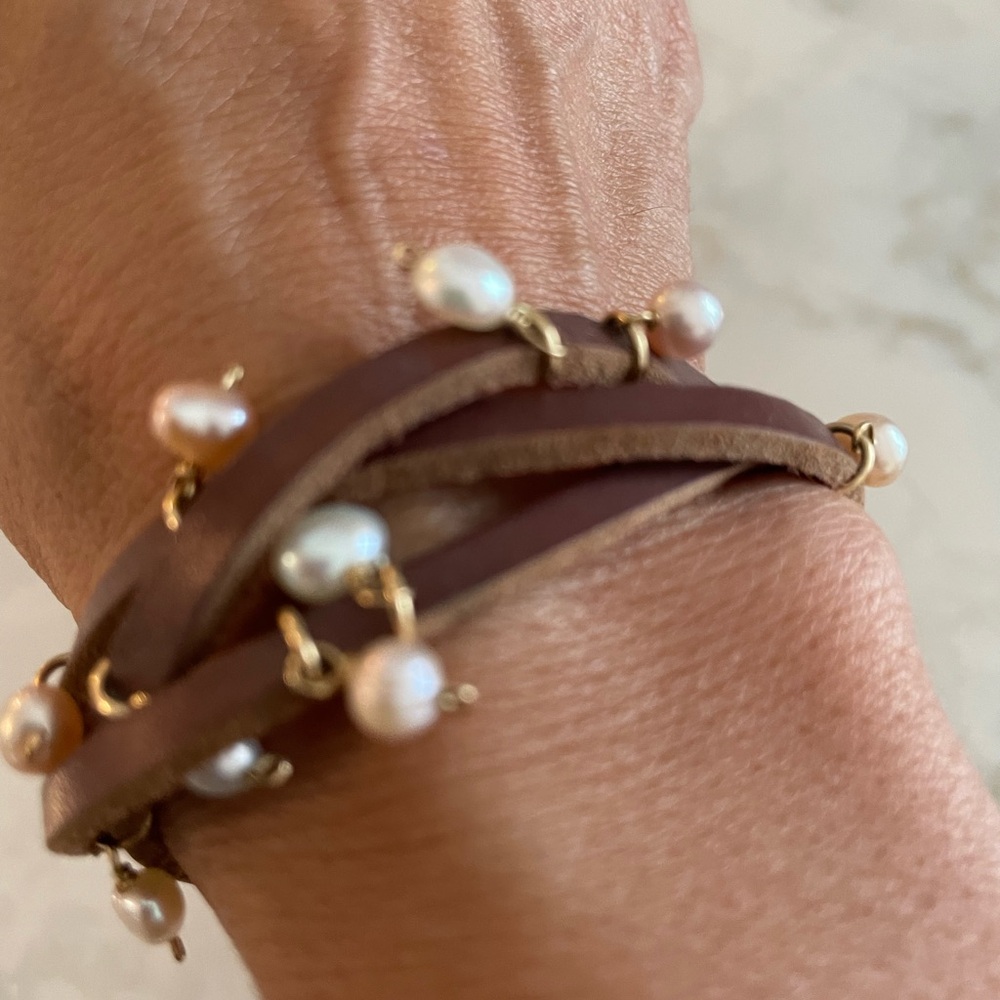 Leather and faux pearl bracelet